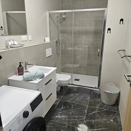 Kvetinka V Centre Ziliny S Kaviarnou Daire Žilina
